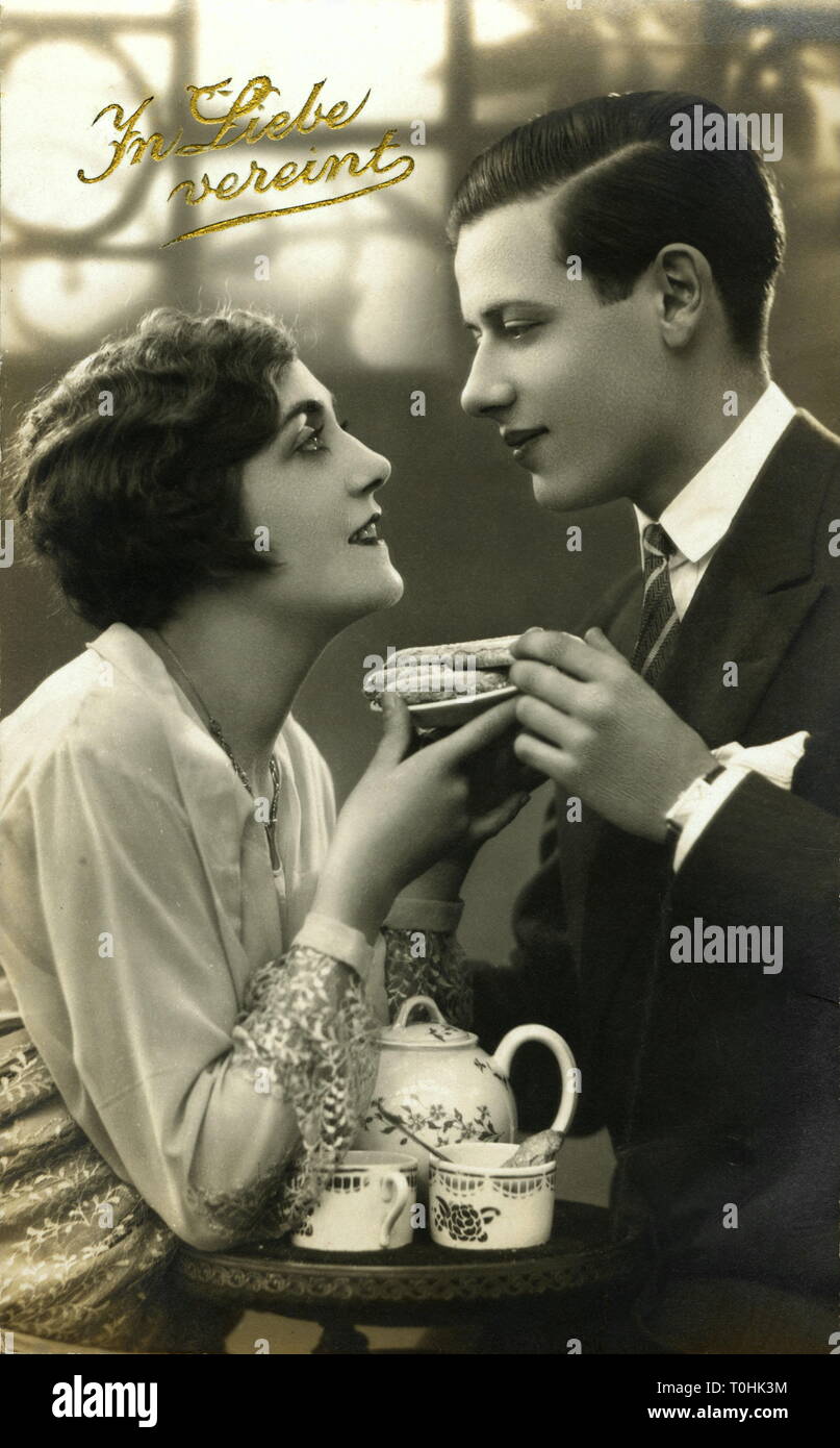 Persone, coppie, amanti durante il rendezvous, bere il tè, mangiare torte, Germania, circa 1927, Additional-Rights-Clearance-Info-Not-Available Foto Stock