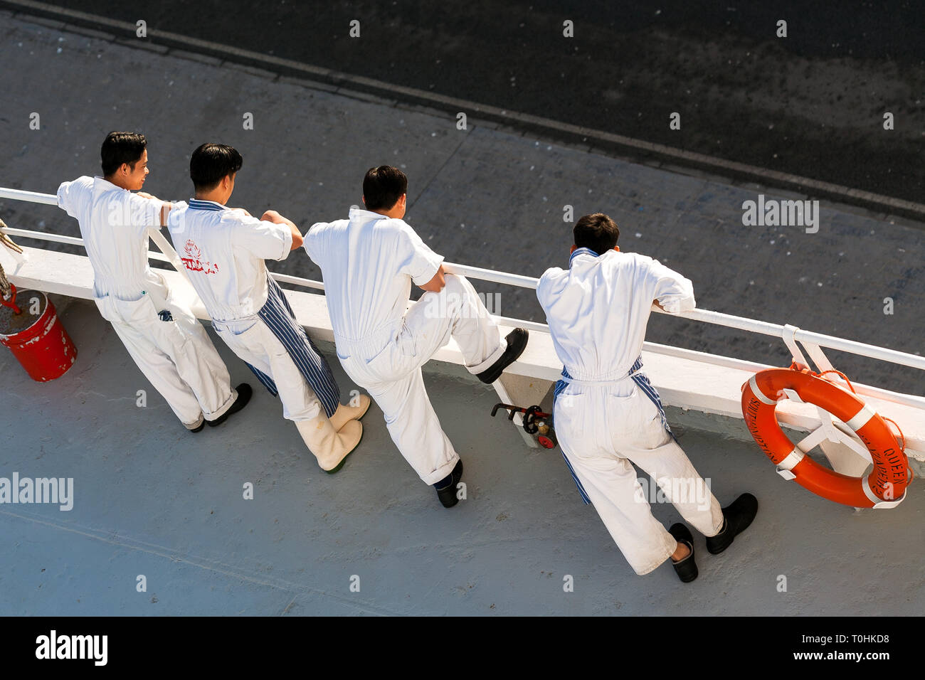 'Equipaggio della nave della Cunard liner QE2 . Venendo al fianco di ormeggio Lisbona Portogallo Foto Stock