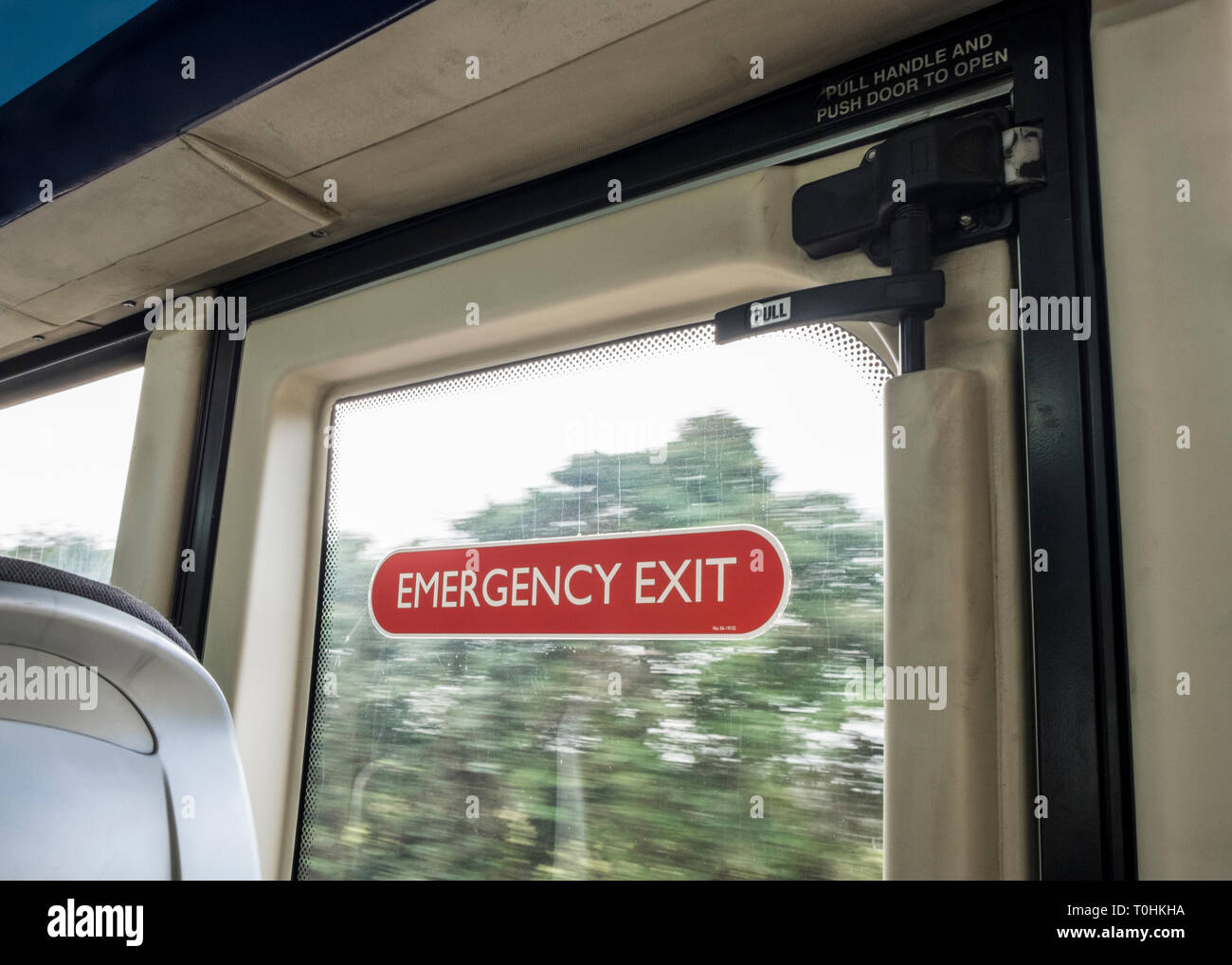 Bus di uscita di emergenza porta con segno, Nottinghamshire, England, Regno Unito Foto Stock