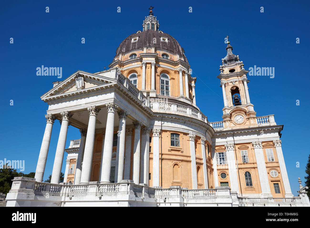La Basilica di Superga a Torino, cielo blu chiaro in una soleggiata giornata estiva in Italia Foto Stock
