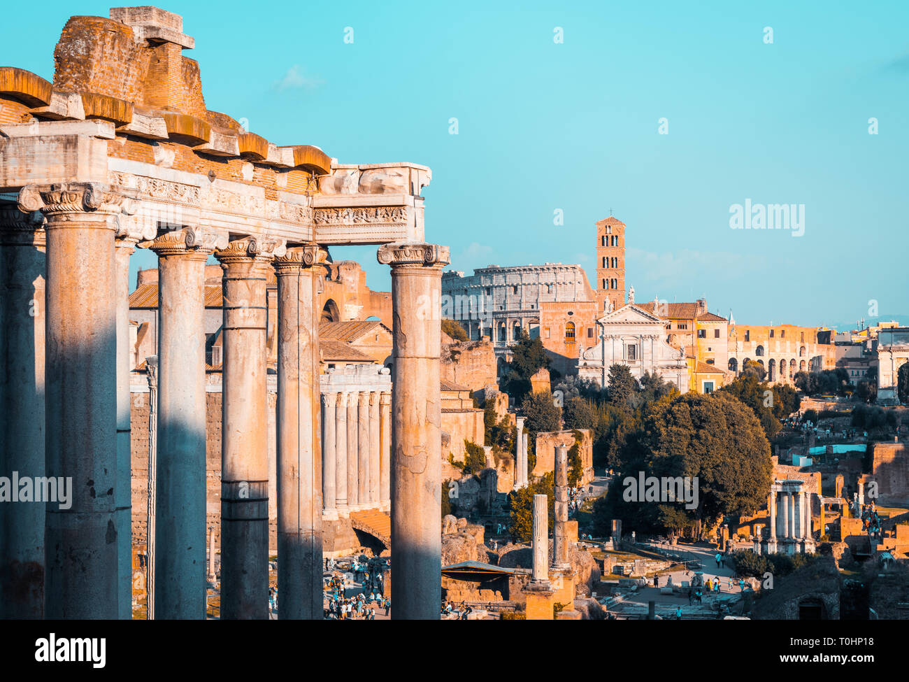 Panorama della città di Roma con le viste di alcuni dei più famosi edifici e monumenti: il Colosseo, le antiche colonne di un tempio Foto Stock