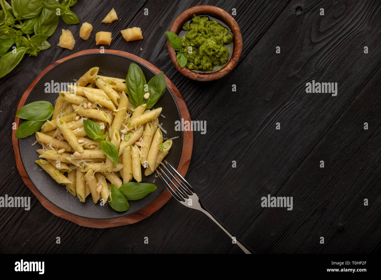 Pasta al pesto su nero Foto Stock