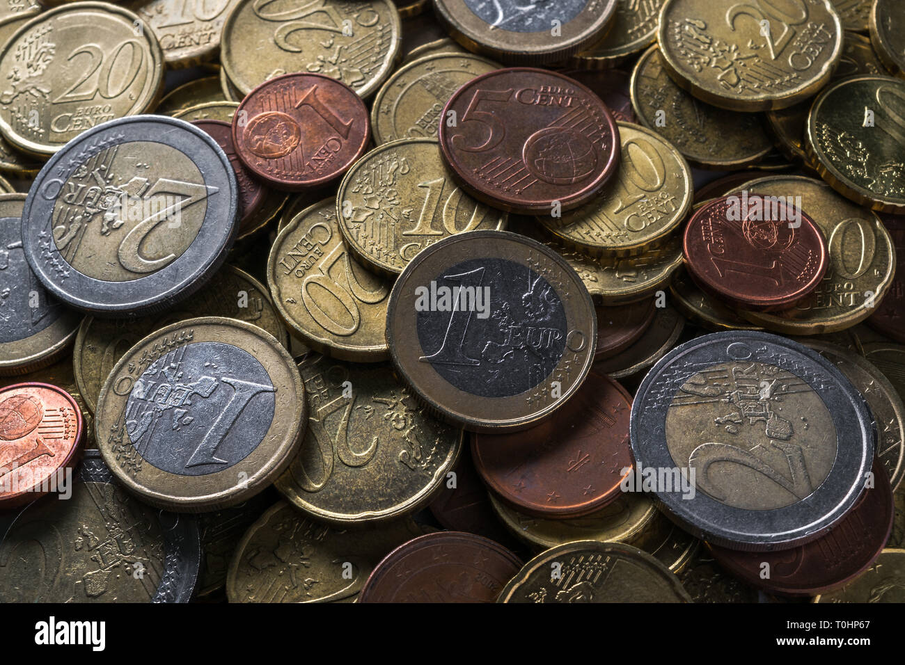Una pila di due e uno e 50 cent di Euro monete realizzato in rame e nichel Foto Stock