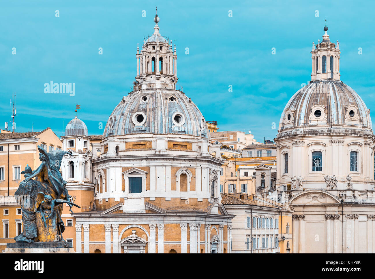 Close-up di due cupole di chiese antiche, in Piazza Venezia a Roma, con una statua di bronzo, in marmo e pietra, Chiesa di Santa Maria di Loreto Foto Stock