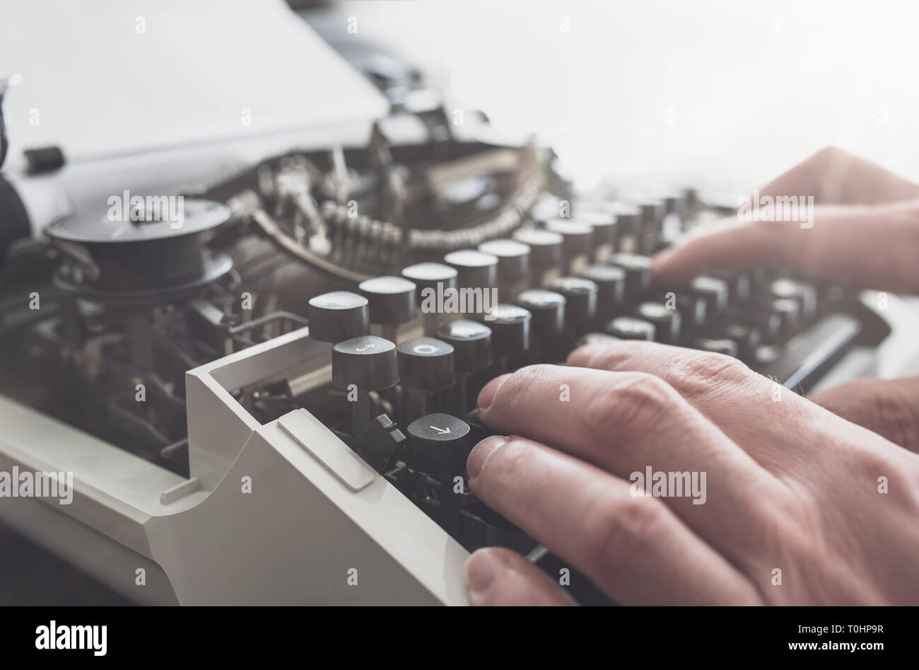 L'uomo la digitazione sulla tastiera del vecchio manuale dattiloscritto Foto Stock