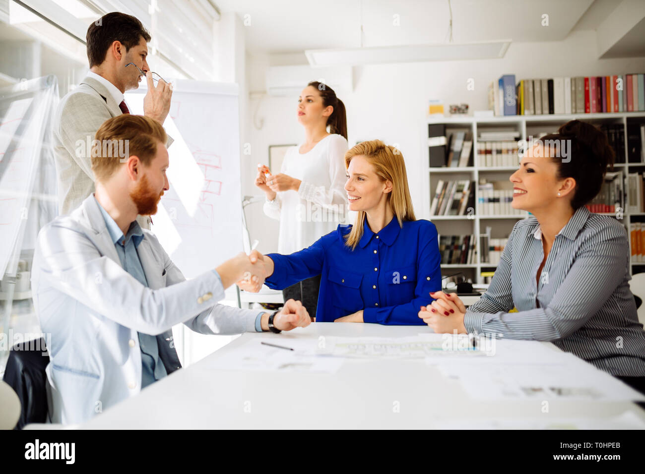 Un gruppo di persone di affari di lavoro come team in ufficio Foto Stock
