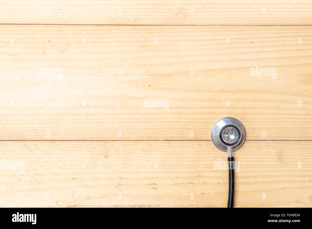 Uno stetoscopio sul tavolo di legno. Giornata della salute concetto Foto Stock