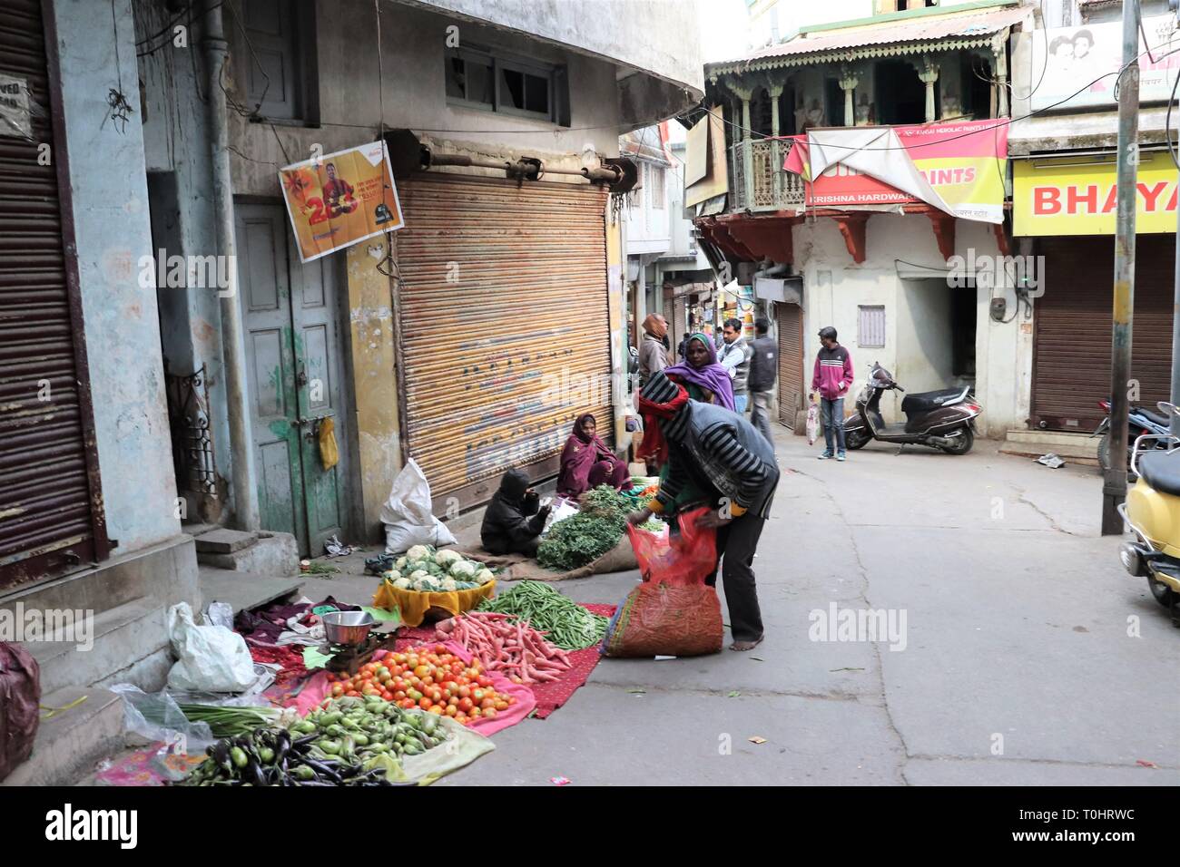 I fornitori di vegetali sulle strade di Monte Abu,Rajasthan-India Foto Stock