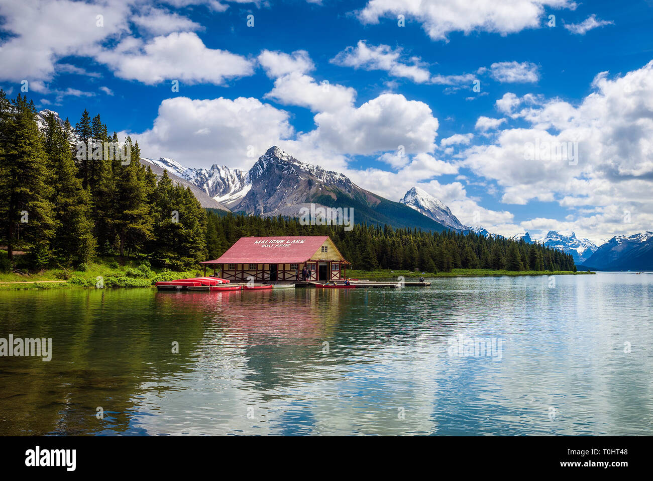 Boat House e il Lago Maligne nel Parco Nazionale di Jasper Foto Stock