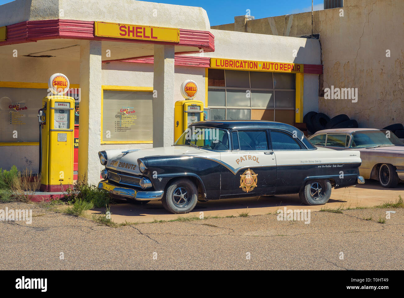 Storica stazione di rifornimento Shell nella miniera abbandonata città di Lowell, Arizona Foto Stock