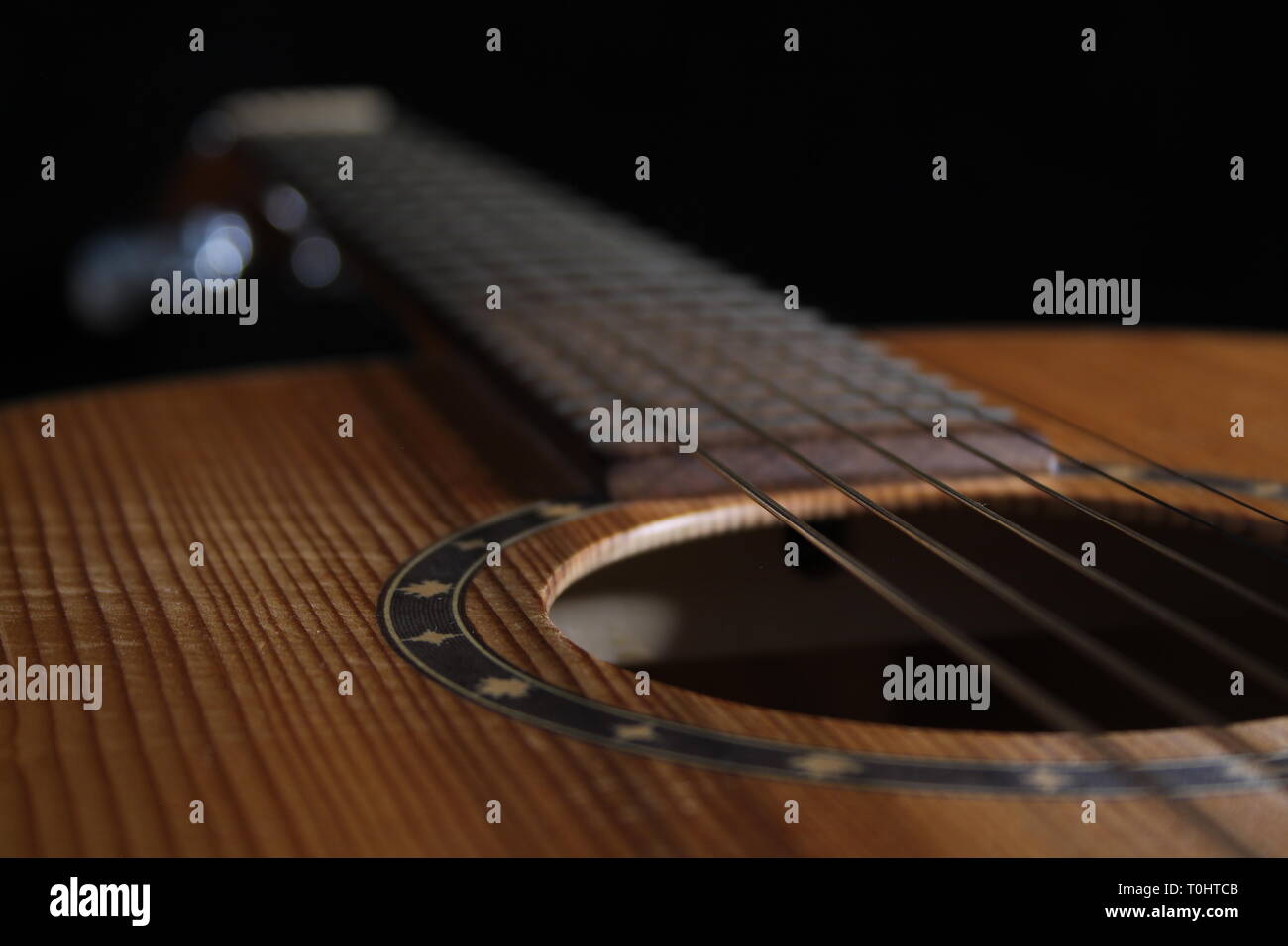 Chitarra acustica carta da parati usurata Foto Stock