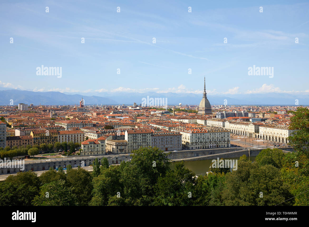 Città di Torino vista panoramica, Mole Antonelliana tower e il fiume Po in una soleggiata giornata estiva in Italia Foto Stock