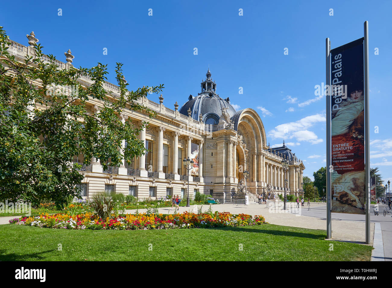 Parigi, Francia - 21 luglio 2017: Petit Palais, affissioni e aiuola di fiori in una soleggiata giornata estiva, cielo blu chiaro a Parigi, Francia. Foto Stock