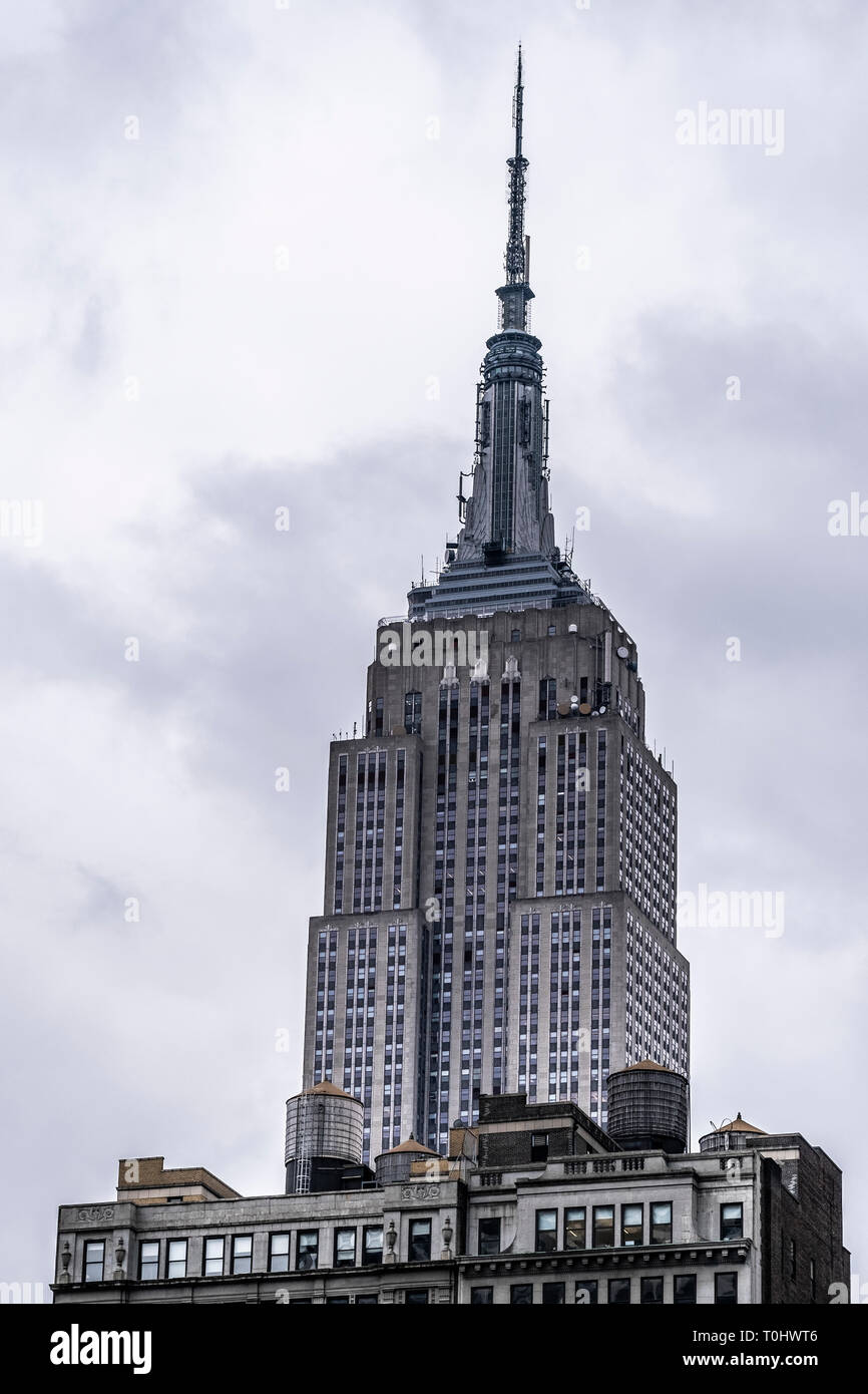 Empire State Building di New York City come visto dalla terra. Foto Stock