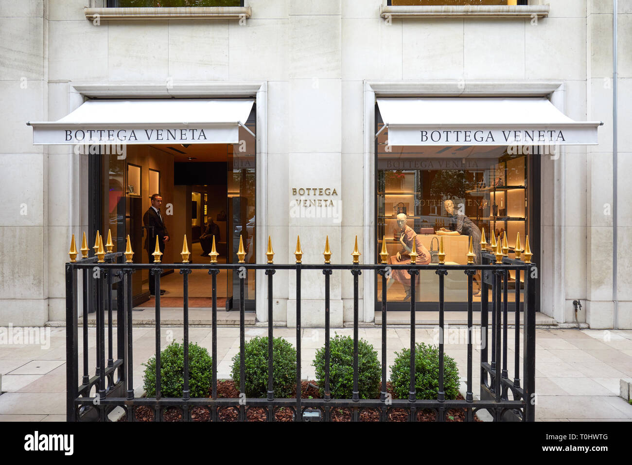 Parigi, Francia - 22 luglio 2017: Bottega Veneta fashion store di lusso in avenue Montaigne a Parigi, Francia. Foto Stock