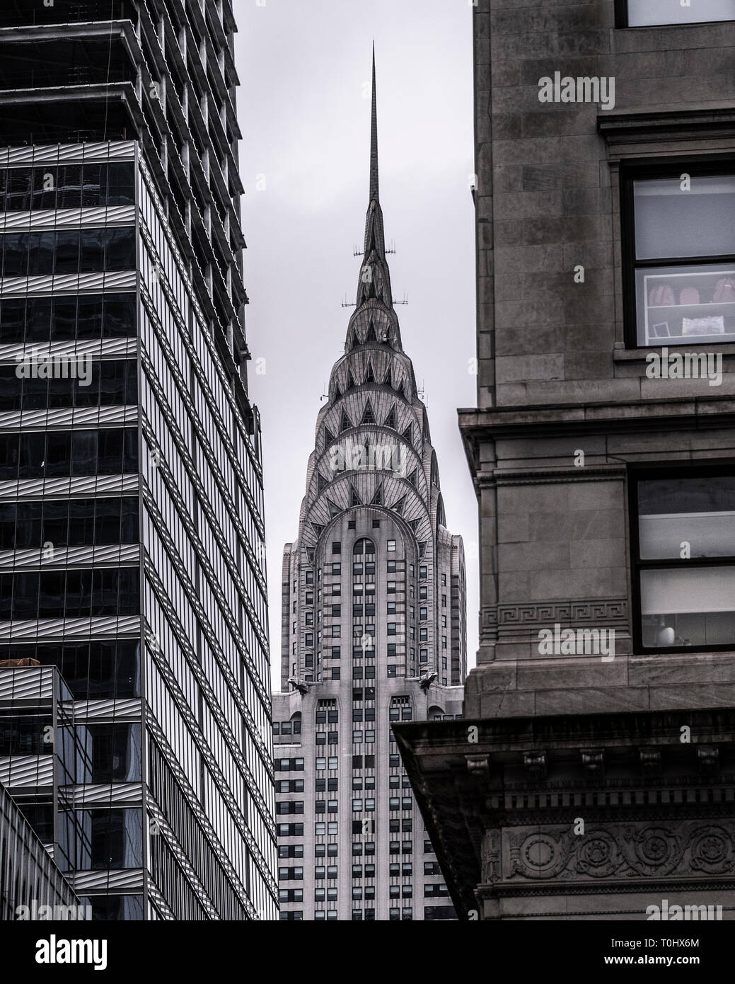 Chrysler Building di New York City, visto qui da street view tra gli edifici. Foto Stock