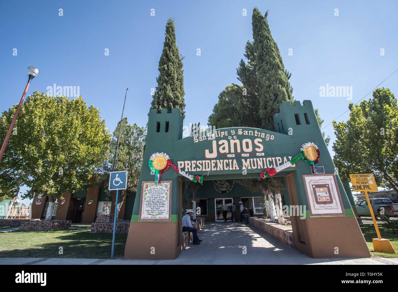 JANOS, Chihuahua in Messico. Janos è un villaggio nello stato messicano di Chihuahua, situata nell'estremo nord-ovest del territorio, vicino al confine con gli Stati Uniti e lo stato di Sonora, è capo di Janos comune. Janos es onu pueblo del estado mexicano de Chihuahua, localizado en el extremo noroeste del territorio, cercano un la frontera con Estados Unidos y con el estado de sonora, es cabecera del municipio de Janos. Situato all'estremità nord della Nueva Vizcaya sul confine con il Nuovo Messico e nel deserto e tribù indigene regione ostile Janos richiede molto tempo per essere esplorato una Foto Stock