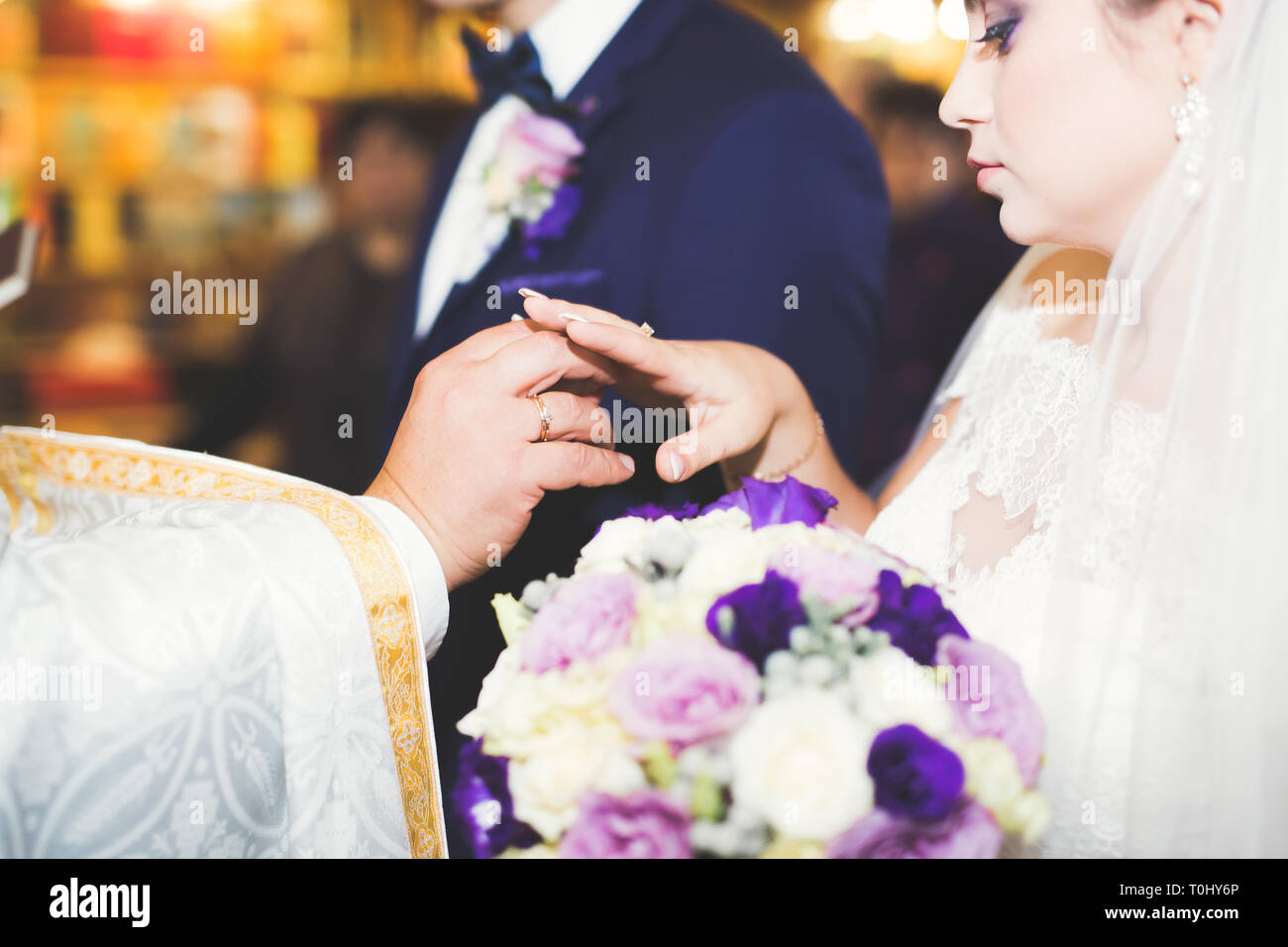 Sposa e lo sposo scambiare gli anelli di nozze. Elegante giovane cerimonia ufficiale. Foto Stock