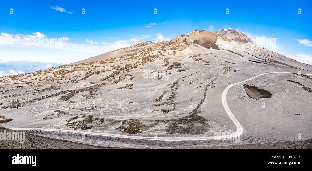 Sentiero al vulcano Etna con fumo in inverno, il paesaggio di Vulcano, isola di Sicilia, Italia Foto Stock