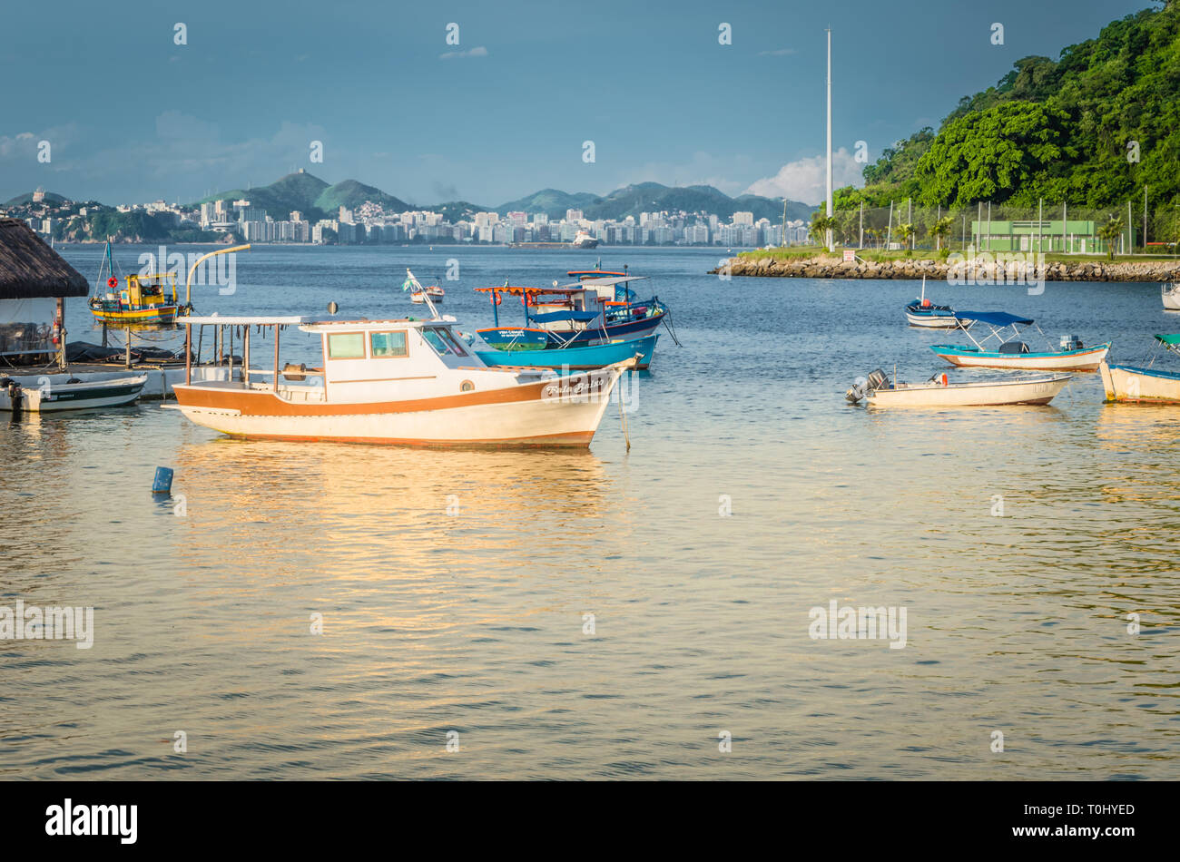 RIO DE JANEIRO, RJ BRASILE - Mar 05, 2016: barca al porto di Urca. Urca è un quartiere di Rio de Janeiro città. Foto Stock