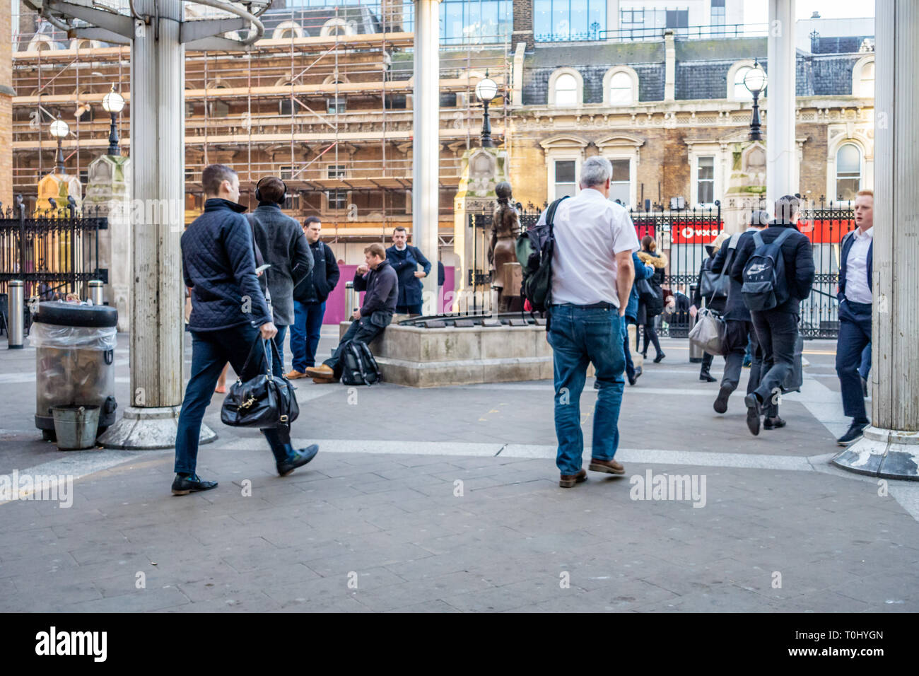 La mattina presto i pendolari a piedi al di fuori di Liverpool Street Stazione ferroviaria, Londra Foto Stock