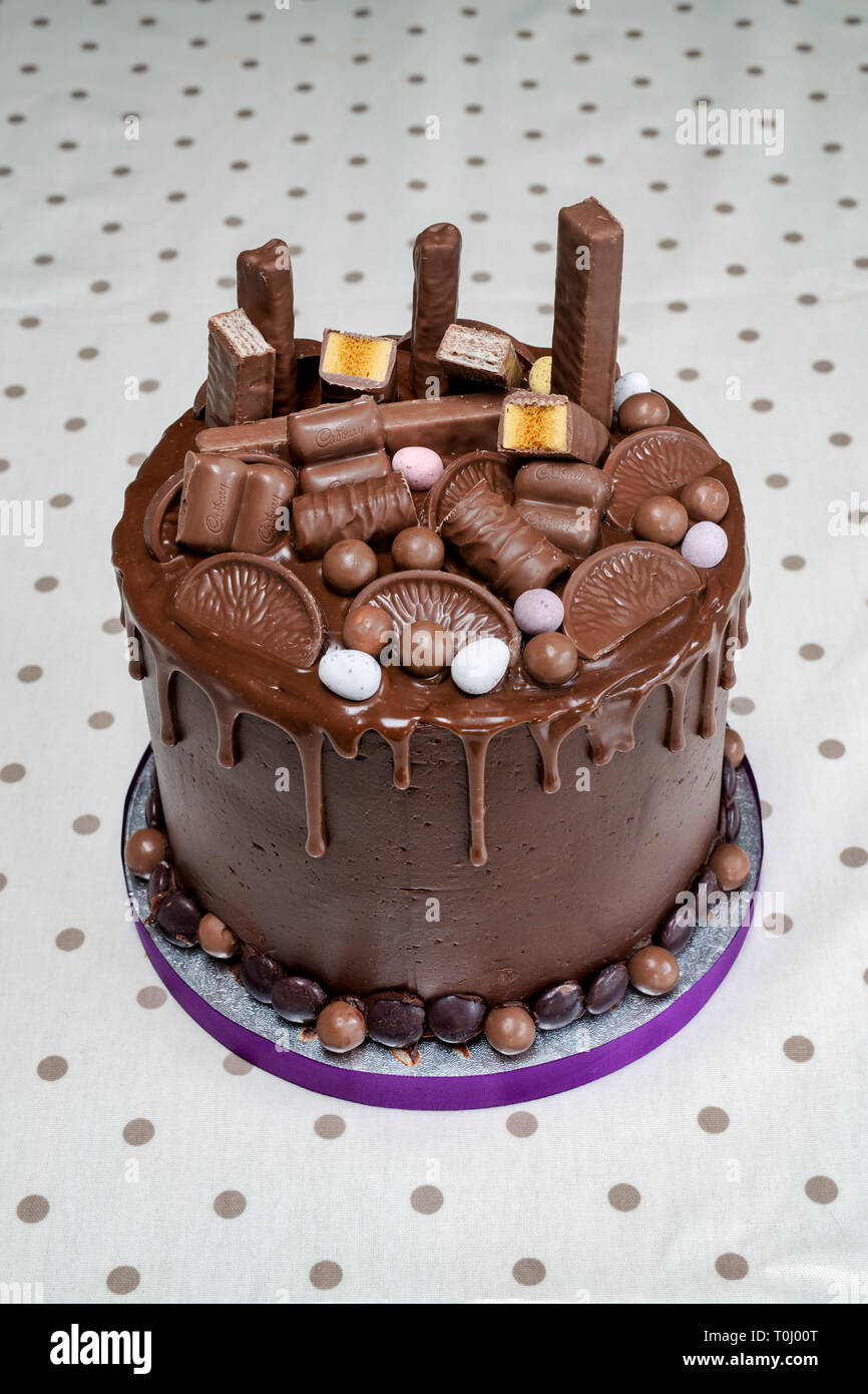 Cioccolato artigianale torta di compleanno con dolci al cioccolato decorazione Foto Stock