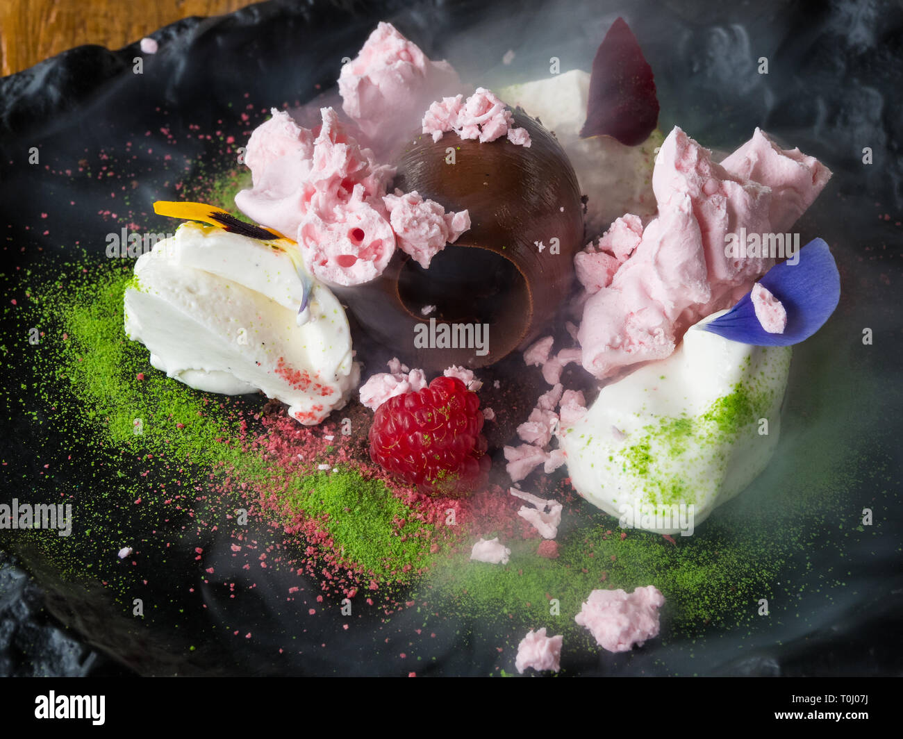 Il dessert con idrogeno una ​photo fu presa a Adrian Quetglas ristorante Palma Mallorca, Baleares, Spagna, 20 marzo 2019 Foto Stock