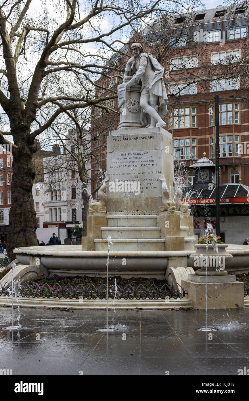 LONDON, Regno Unito - 11 Marzo : Statua di Shakespeare in Leicester Square a Londra il 11 marzo 2019. Persone non identificate Foto Stock