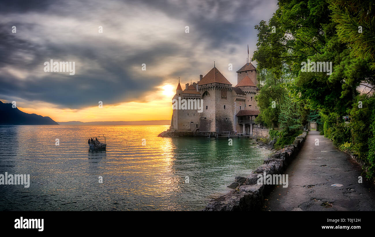 Il lago di Ginevra vicino a Chateau de Chilon al tramonto, in Svizzera. Foto Stock