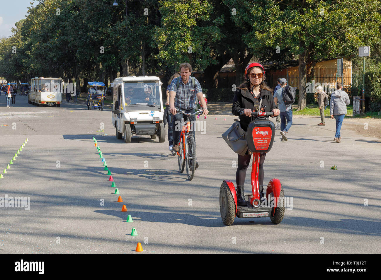 Auto elettrica a villa borghese Foto stock - Alamy