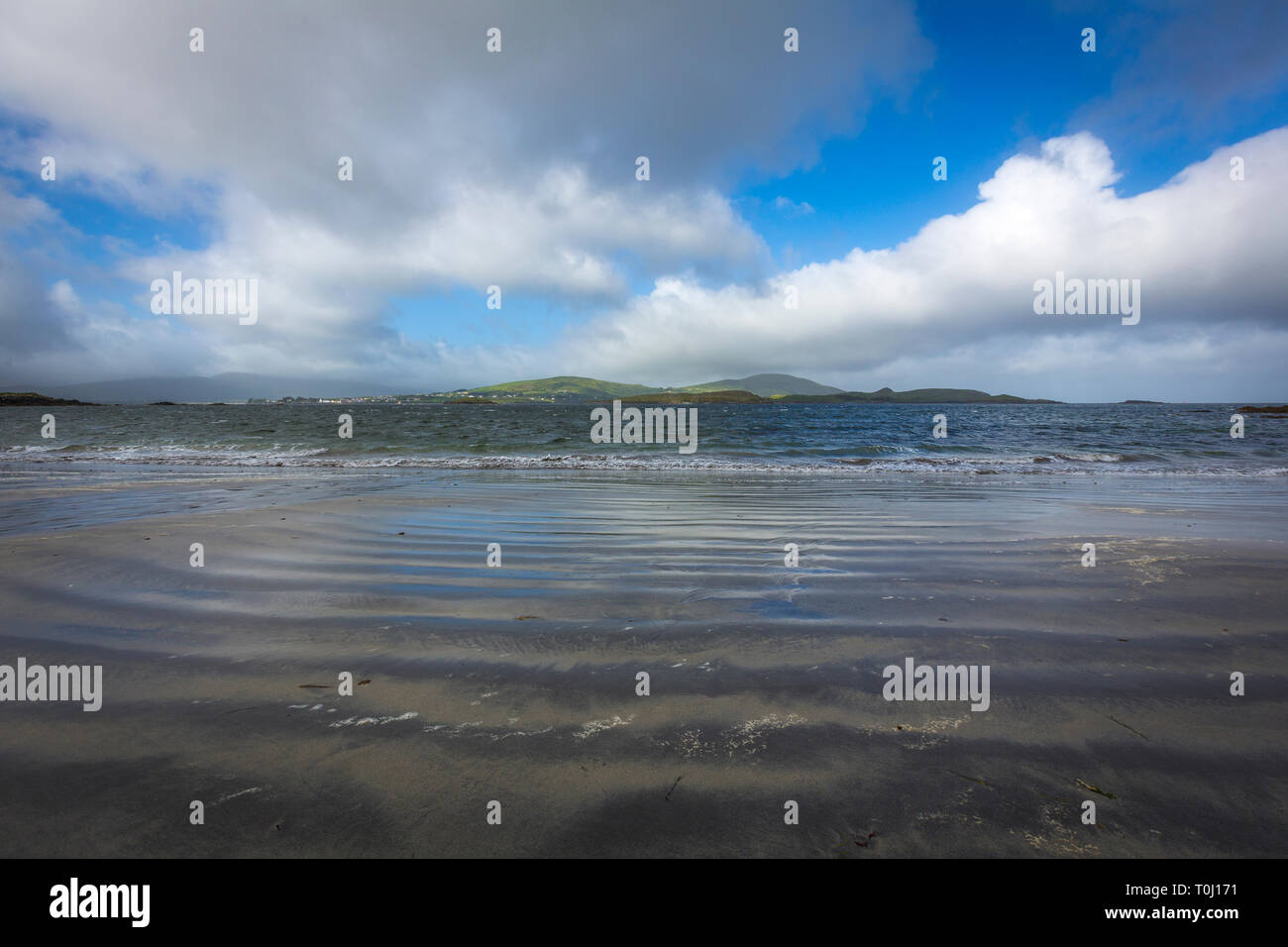 Camminare al White Strand, Co. Kerry, Irlanda Foto Stock