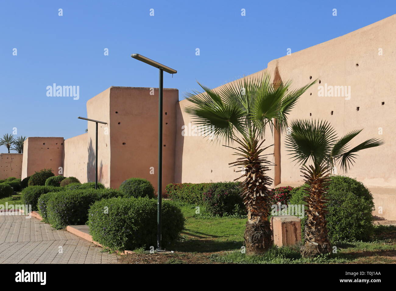 Città di pareti in pisé, a nord di Bab Er Raha, Avenue Ahmed Ouaqalla, Medina, Marrakech, regione Marrakesh-Safi, Marocco, Africa del nord Foto Stock