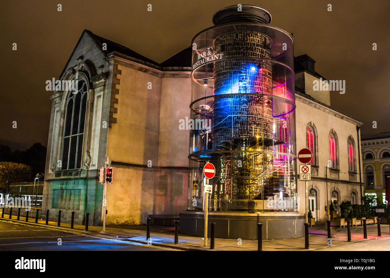 Dublino, Irlanda - 17 febbraio 2017- La Chiesa Bar e ristorante di notte. Situato nel cuore di Dublino Foto Stock