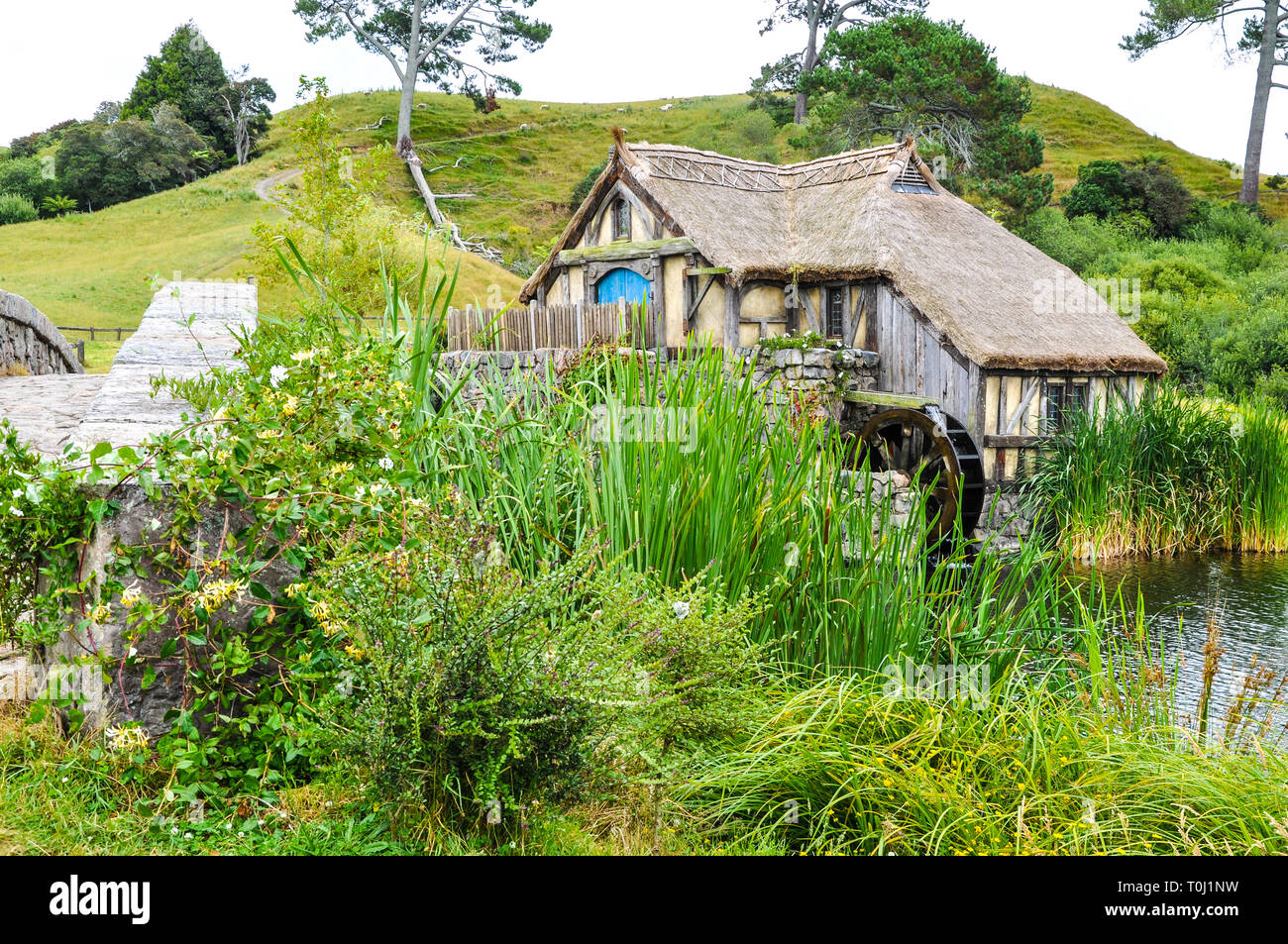 Hobbiton Movie set - Location per il Signore degli Anelli e Lo Hobbit film. Estremità del sacchetto lago, mulino. attrazione turistica nella regione di Waikato in Nuova Zelanda Foto Stock