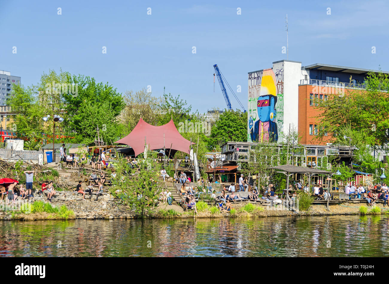 Berlino, Germania - 22 Aprile 2018: Holzmarkt - un villaggio urbano fatta di carta riciclata per windows, frantumazione di mattoni e legno di scarto e la cultura alternativa Foto Stock