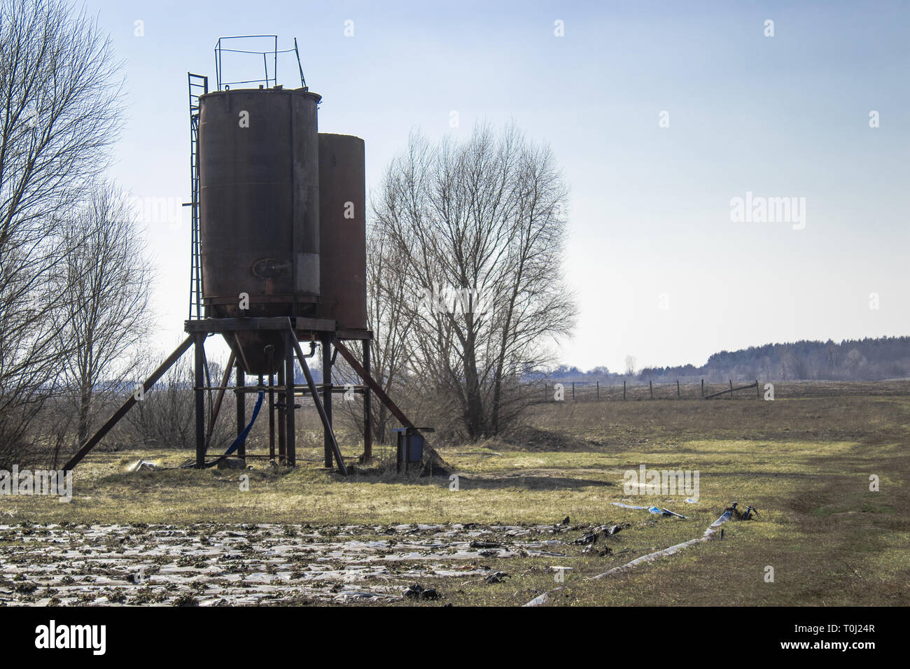 Torri di ferro per acqua sul campo. Serbatoi di stoccaggio dell'acqua. Stoccaggio di acqua in agricoltura. Foto Stock