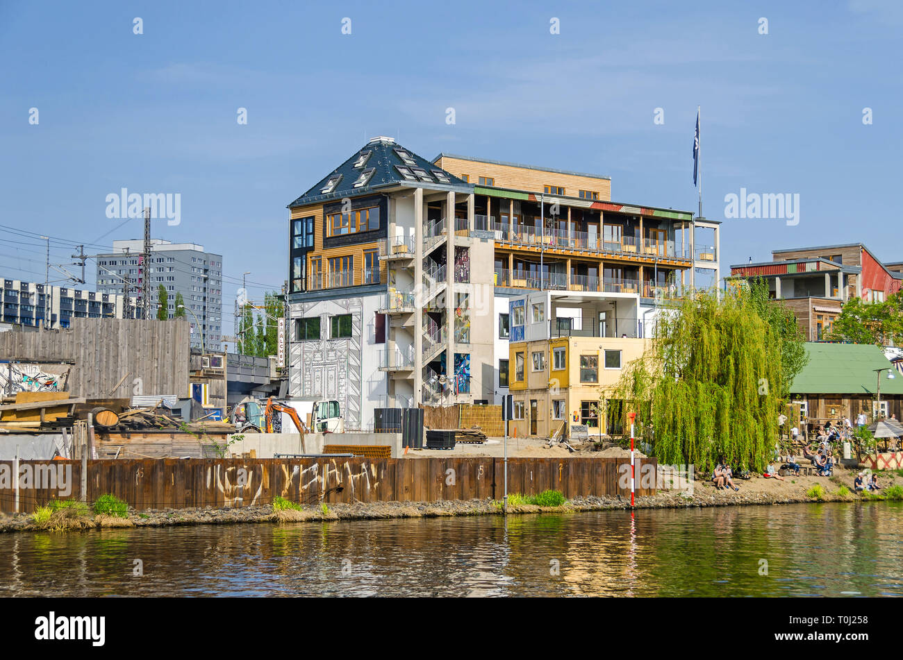 Berlino, Germania - 22 Aprile 2018: Holzmarkt - un villaggio urbano fatta di carta riciclata per windows, frantumazione di mattoni e legno di scarto, un enorme progetto di rigenerazione Foto Stock