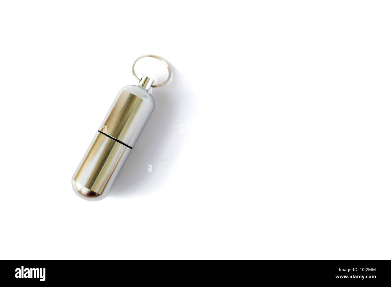 Chiuso pillola di alluminio bottiglia con una chiave ad anello, isolati su sfondo bianco. Chiave catena bottiglia per la memorizzazione di medicina e altri oggetti di piccole dimensioni durante le escursioni o Foto Stock