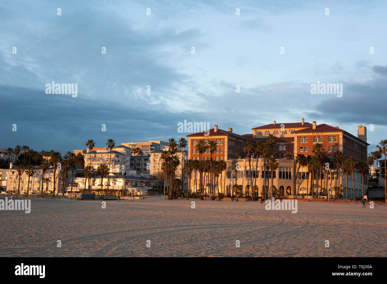 Beach Front Hotel Casa Del Mar e persiane lungo la passeggiata a mare di Santa Monica, CA Foto Stock