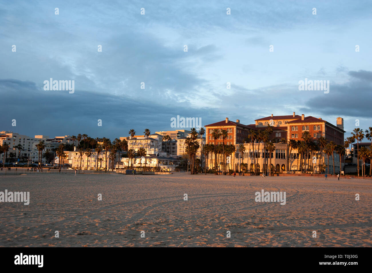 Alberghi sulla spiaggia di persiane e Casa Del Mar lungo la passeggiata a mare di Santa Monica, CA Foto Stock