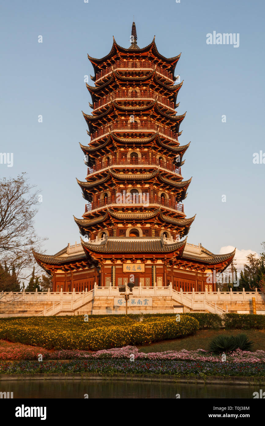 Cinese tradizionale, in legno pagoda nel sole del pomeriggio Foto Stock