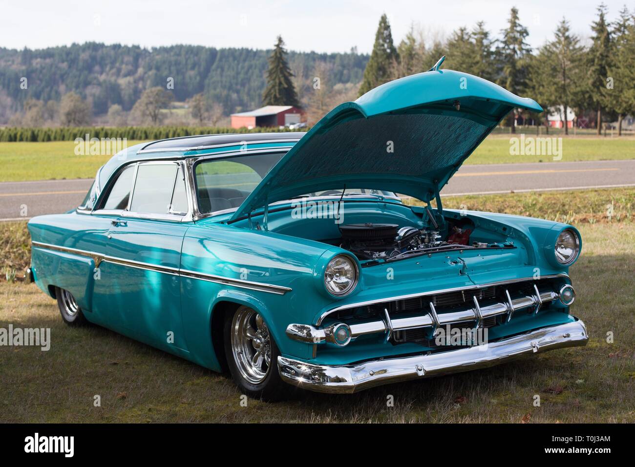 Vintage Ford Skyliner auto sul display presso il daffodil Festival nella città di giunzione, Oregon, Stati Uniti d'America. Foto Stock