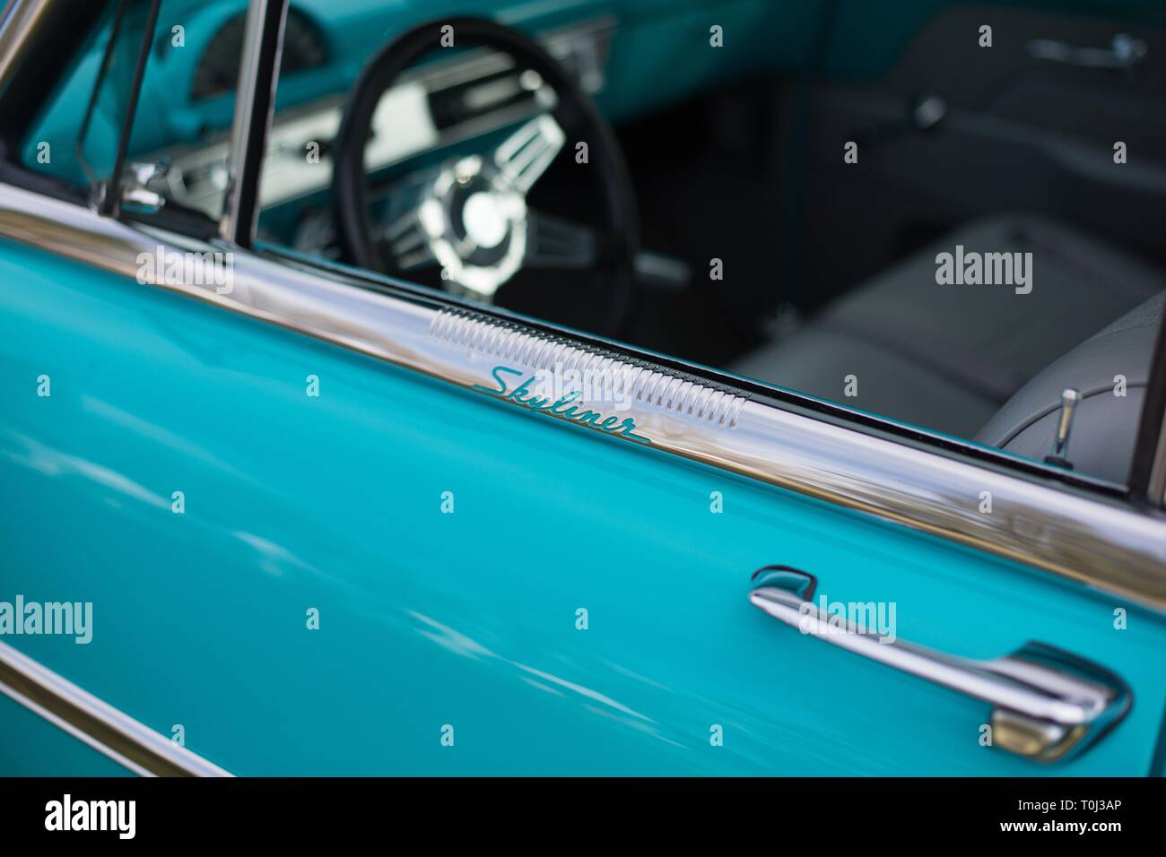 Vintage Ford Skyliner auto sul display presso il daffodil Festival nella città di giunzione, Oregon, Stati Uniti d'America. Foto Stock