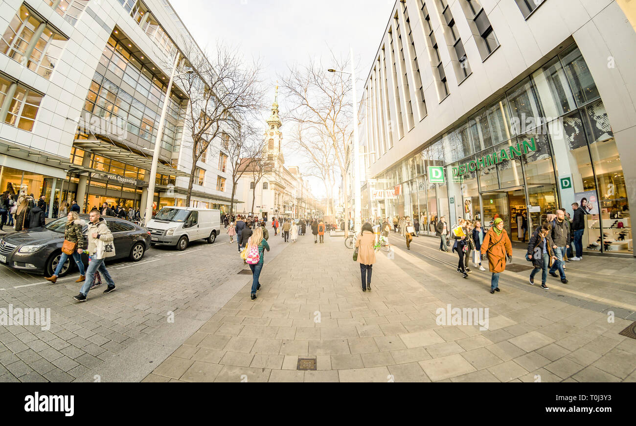 VIENNA, Austria - 20 Marzo 2019: People Shopping sulla Mariahilferstrasse, la più grande e una delle più famose strade per lo shopping di Vienna. Foto Stock