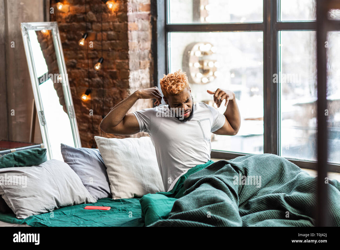 Bella addormentata l uomo di alzarsi al mattino Foto Stock