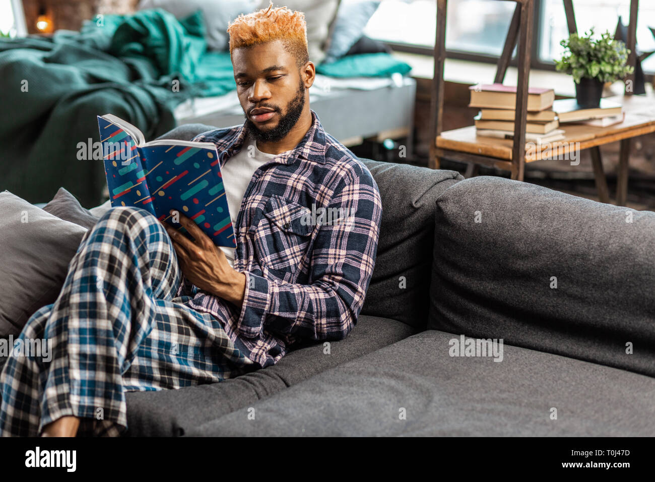 Nice americano africano uomo in possesso di un libro Foto Stock