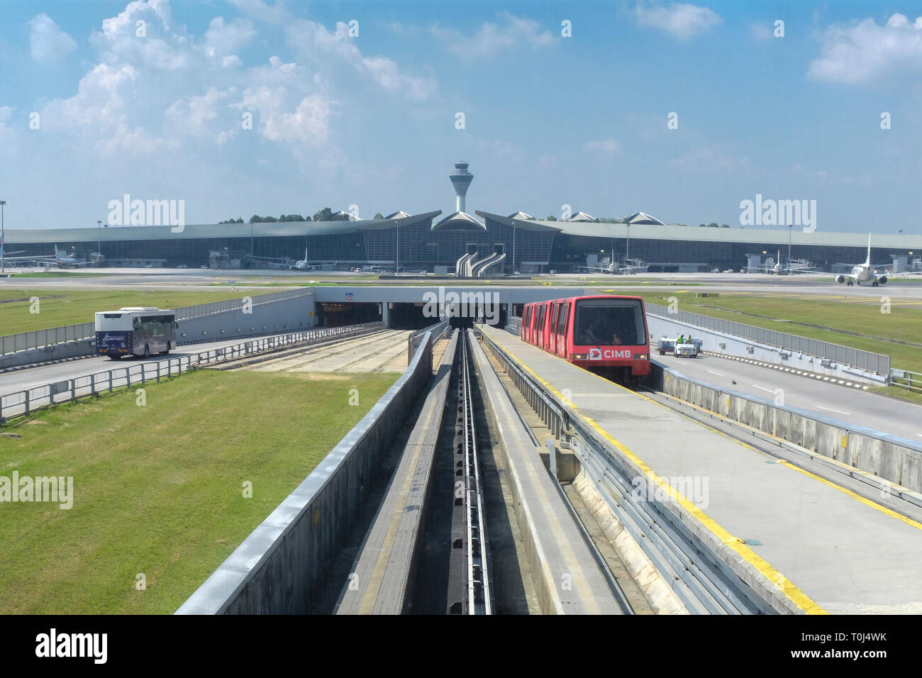 Il treno senza macchinista e un servizio di bus navetta tra i terminali dove airrive piani e partono a Kuala Lumpur International Airport Foto Stock