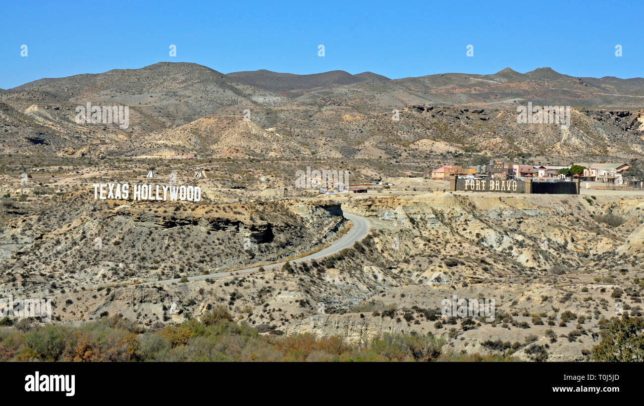 'Texas Hollywood' segno sulle colline al di fuori di Fort Bravo western parco a tema in Tabernas, Almeria, Spagna. Foto Stock