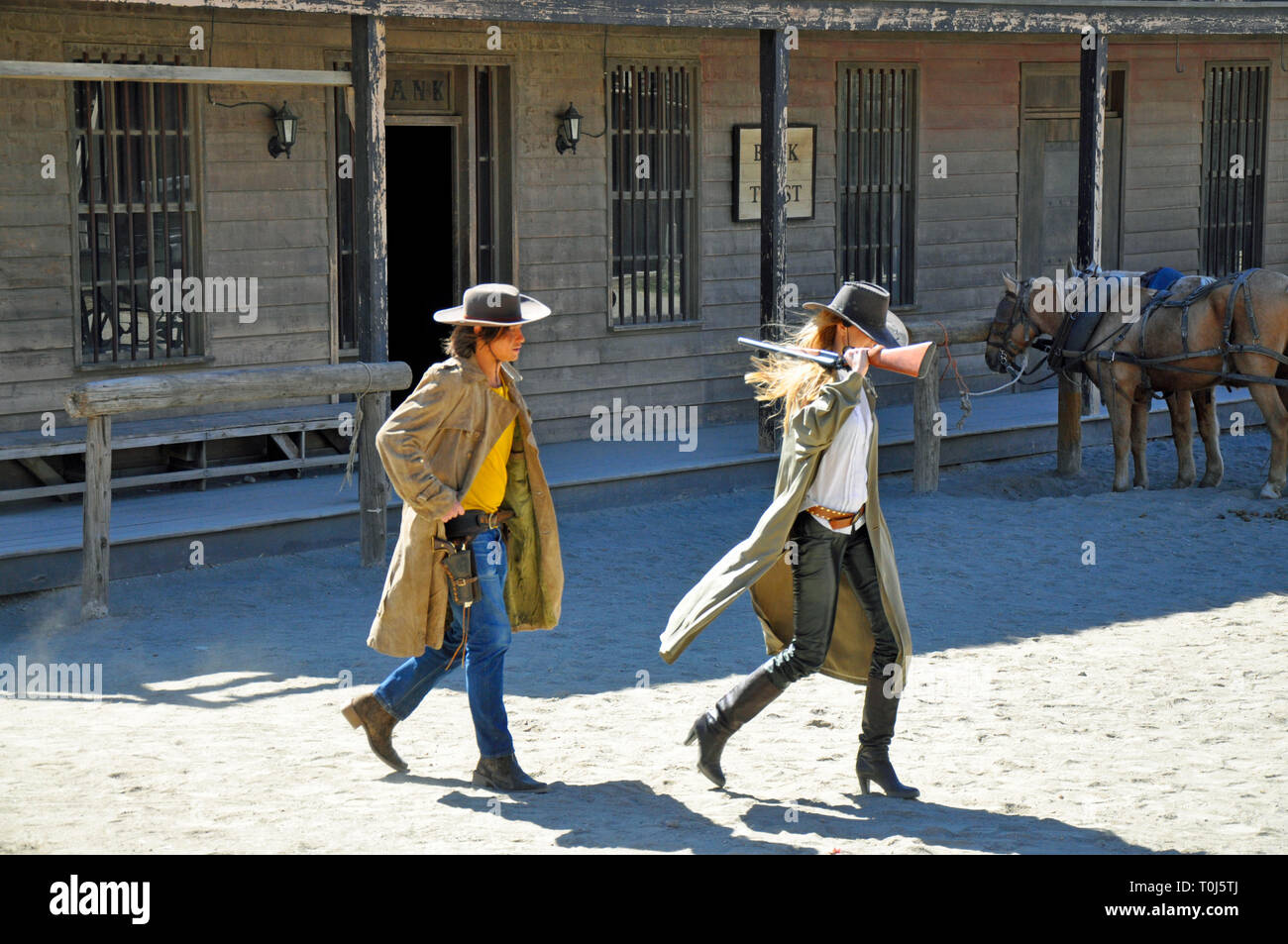 Cowboy attori ri-emanare un gunfight scena per i turisti in un ex Western film ambientato in Tabernas, Almeria, Spagna. Foto Stock