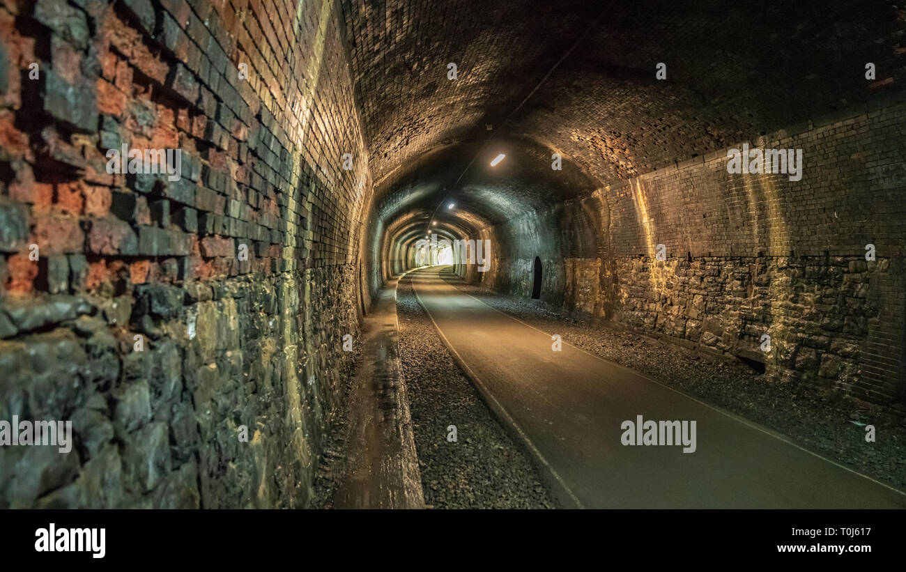 Passeggiate attraverso il Tunnel headstone, vicino Monsal in testa la East Midlands, Derbyshire, Peak District, England, Regno Unito Foto Stock
